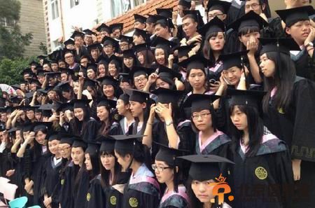 厦门大学一女生拍毕业照被学弟现场求婚