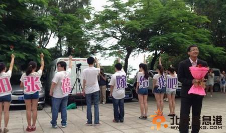 厦门大学一女生拍毕业照被学弟现场求婚