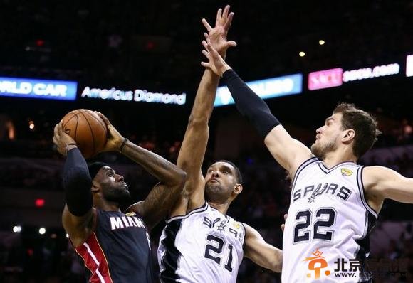 詹皇35+10热火险胜马刺追成1-1 邓肯18+15难救主
