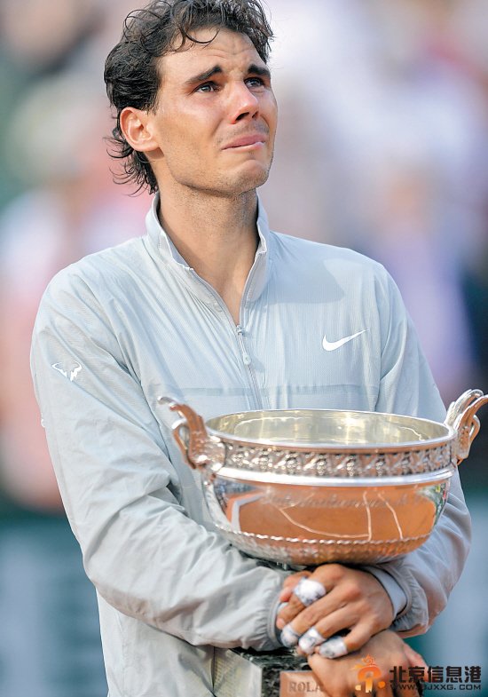 纳达尔法网五连冠 手捧奖杯热泪盈眶