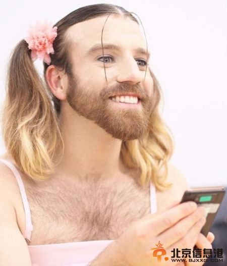 胡子小姐代言日本恋爱养成类游戏 美照曝光