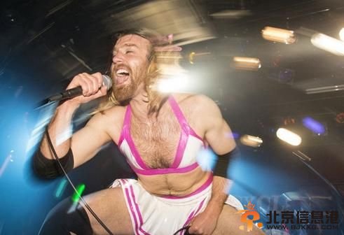 胡子小姐代言日本恋爱养成类游戏 美照曝光