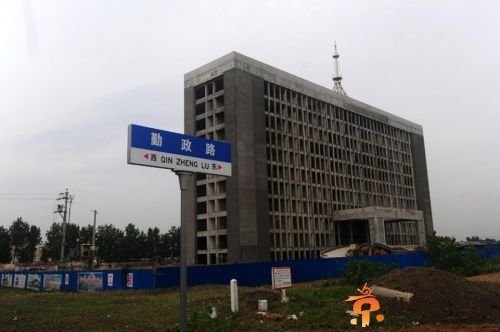驻马店麦田建政府楼 迎风兴建与“八项规定”相悖