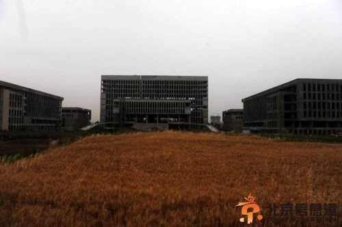 驻马店麦田建政府楼 迎风兴建与“八项规定”相悖