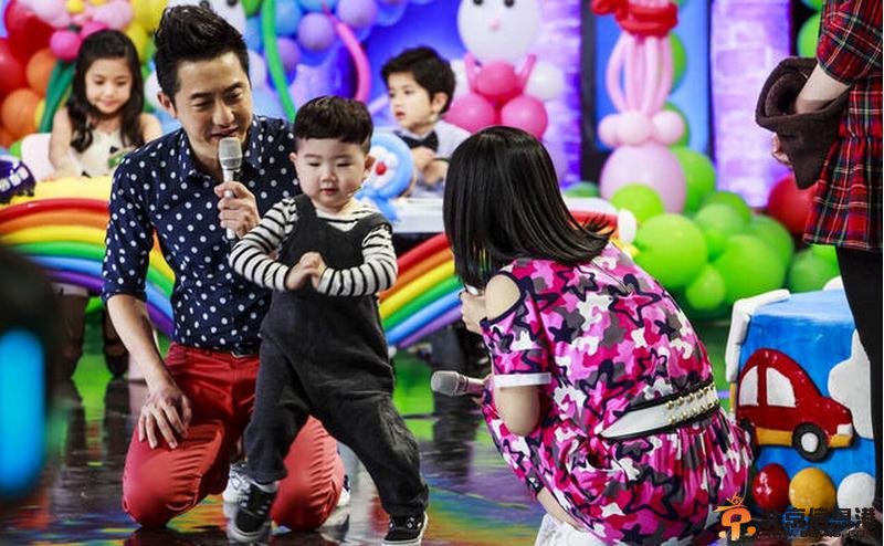 《嗨!2014》谢娜调戏韩国小正太 萌娃天生喜感挡不住