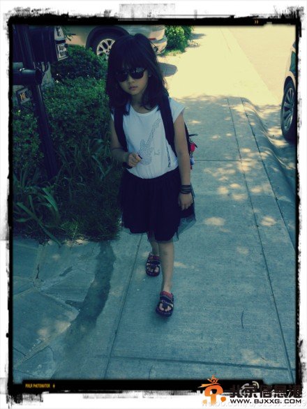 黄磊爱女萌照曝光 戴墨镜酷劲十足(组图）