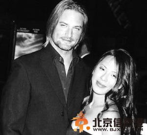 　　《迷失》男演员乔什&middot;哈洛威与印尼妻子。
