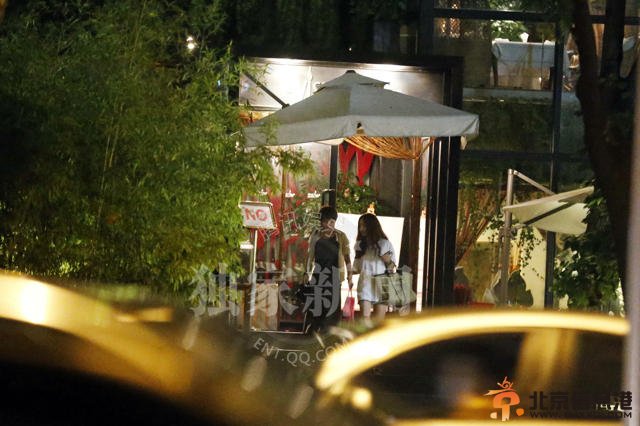 姚笛素颜就餐秀美腿 大享美食远撇负能量【图】