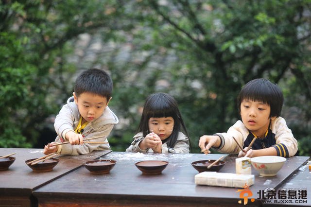 《爸爸去哪儿2》剧照首次曝光 奶爸耍帅萌娃呆萌可爱