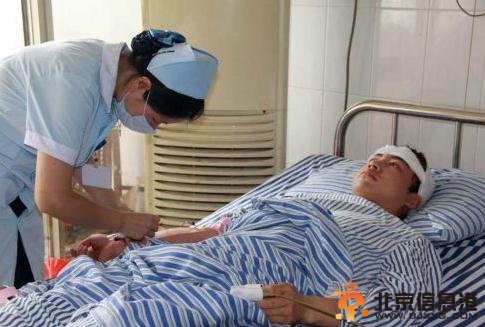 柳艳兵夺刀救人受伤