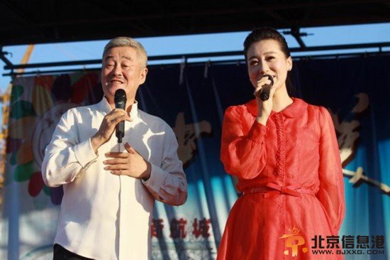 赵本山谭晶牵手秀“恩爱” 合唱月亮代表我的心