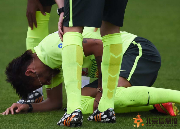 巴西训练内马尔受伤 头牌倒地吓坏队友