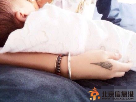 杨幂女儿侧面照首曝光 干爹周笔畅探望(图)