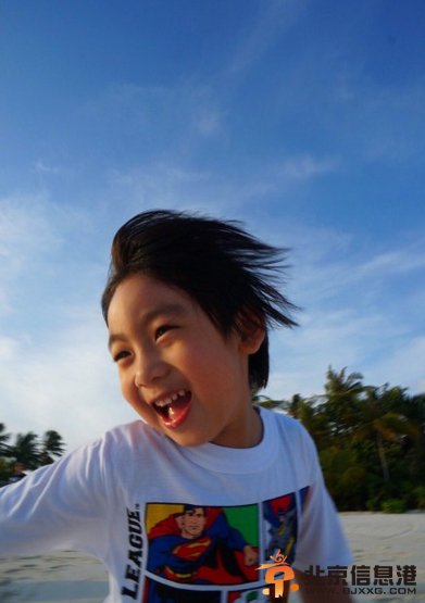 林志颖微博晒出Kimi海边追浪照 网友赞：长腿欧巴 