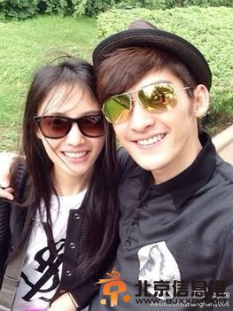 郑爽承认与张翰分手 举着