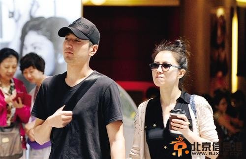 高圆圆赵又廷牵手现身机场 闸口处难舍难分(组图) 