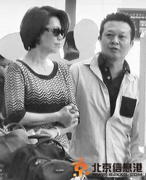 56岁蔡琴紧挽神秘男 两人不时交头接耳(图)