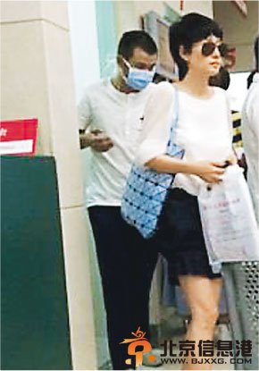 文章疑似手指受伤就医 马伊琍陪同面无表情(组图)
