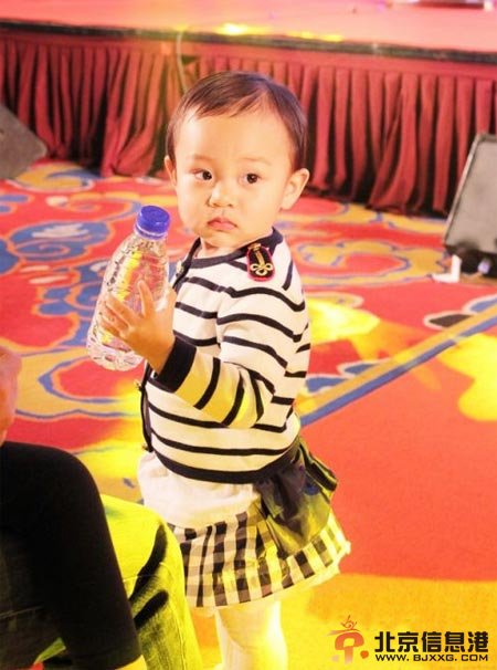 《爸爸回来了》未播出花絮公开 甜馨与爸爸贾乃亮老家忆童年