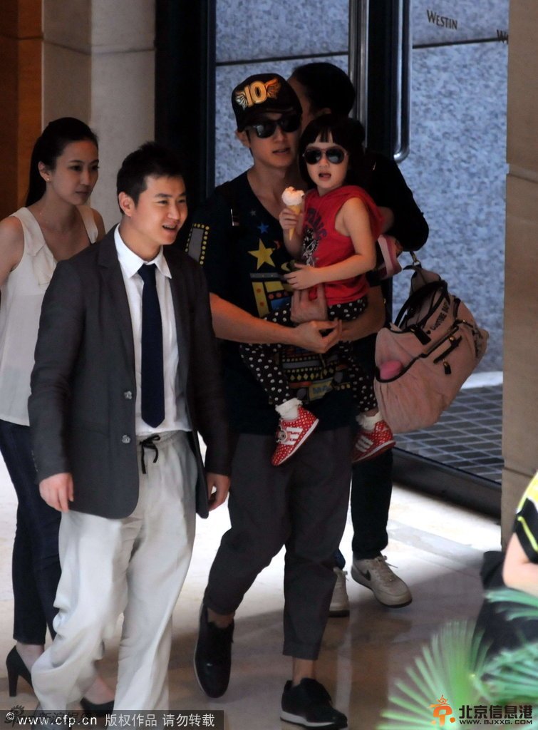 《爸爸回来了》吴尊女儿NeiNei近照曝光 手握甜筒萌态爆发