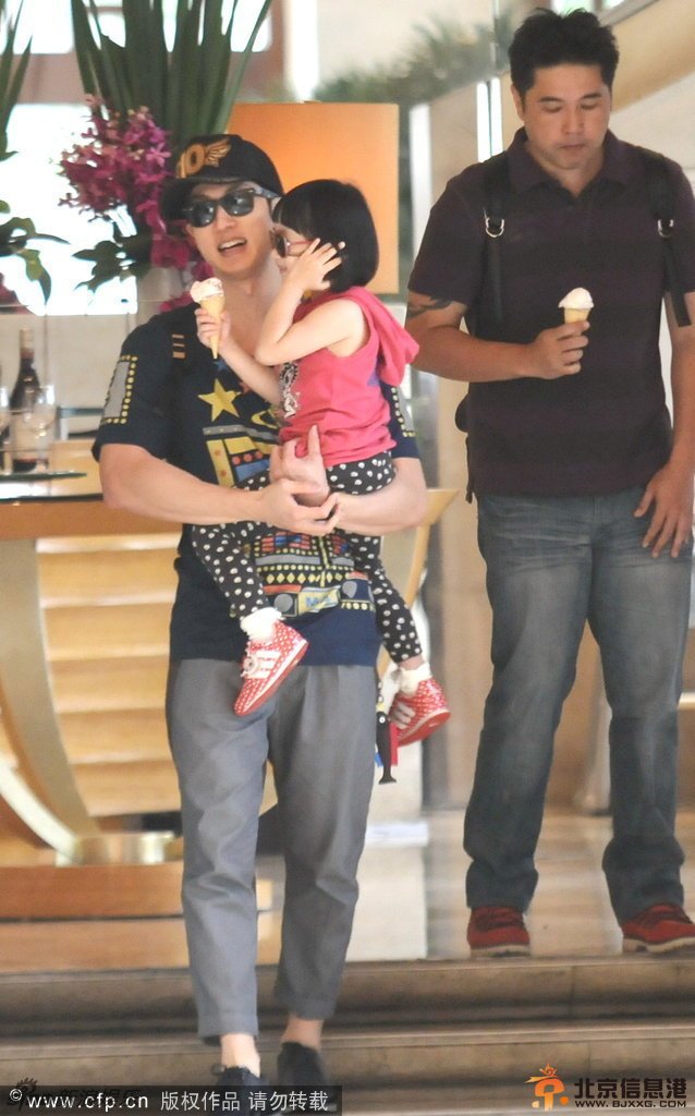 《爸爸回来了》吴尊女儿NeiNei近照曝光 手握甜筒萌态爆发