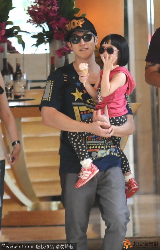 《爸爸回来了》吴尊女儿NeiNei近照曝光 手握甜筒萌态爆发