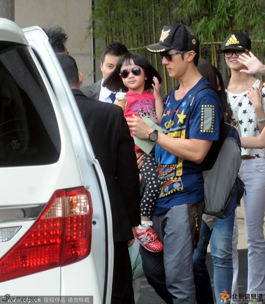 《爸爸回来了》吴尊女儿NeiNei近照曝光 手握甜筒萌态爆发