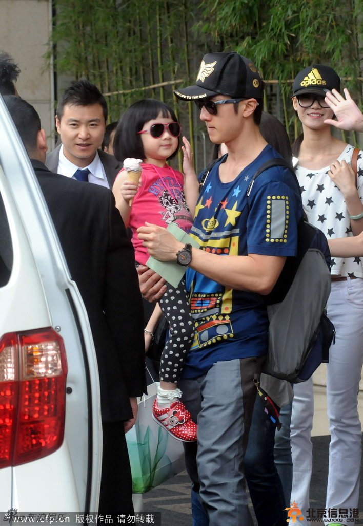 《爸爸回来了》吴尊女儿NeiNei近照曝光 手握甜筒萌态爆发