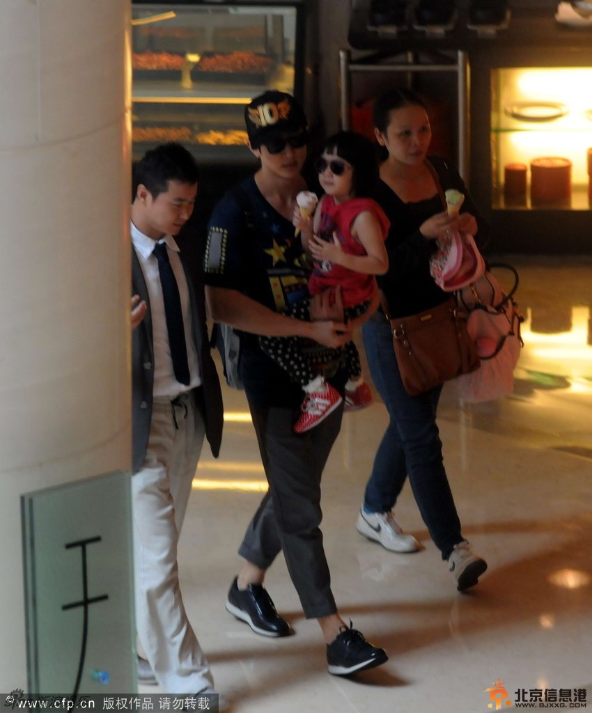 《爸爸回来了》吴尊女儿NeiNei近照曝光 手握甜筒萌态爆发