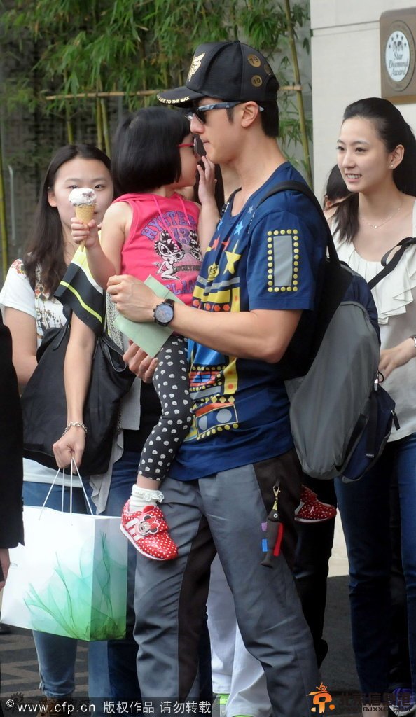 《爸爸回来了》吴尊女儿NeiNei近照曝光 手握甜筒萌态爆发