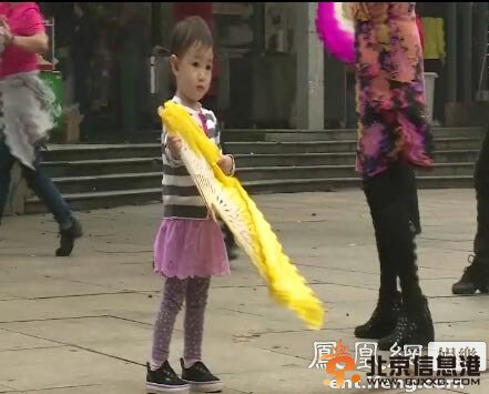 《爸爸回来了》李小鹏带女儿奥莉跳广场舞 小奥莉跟不上节奏呆萌可爱