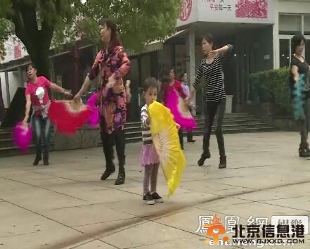 《爸爸回来了》李小鹏带女儿奥莉跳广场舞 小奥莉跟不上节奏呆萌可爱