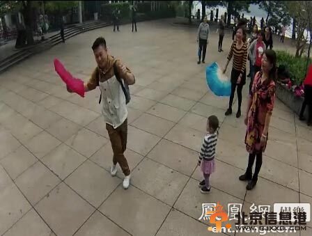 《爸爸回来了》李小鹏带女儿奥莉跳广场舞 小奥莉跟不上节奏呆萌可爱