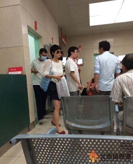 曝文章受伤就医 马伊琍陪同拎医药袋