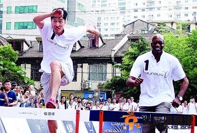 刘翔现身中学指导<a href='http://www.bjxxg.cn/sports/' target='_blank'><u>体育</u></a>课为学生表演跨栏（图）