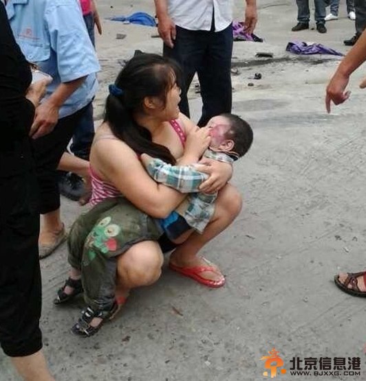 没人性！水泥车撞人协警笑开花 死者家属跪地痛哭