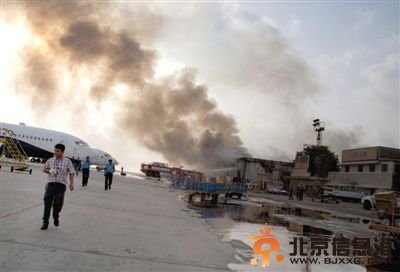 6月9日，卡拉奇真纳国际机场，消防人员正在扑灭燃烧建筑，前一天深夜塔利班恐怖分子携带火箭筒、自制燃烧弹等袭击机场。