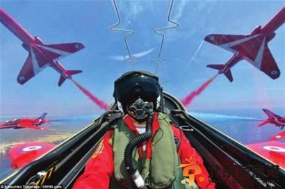 英国皇家空军飞行员在965公里时速下玩自拍(图)