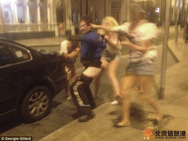 英醉酒女孩群殴乞讨流浪汉