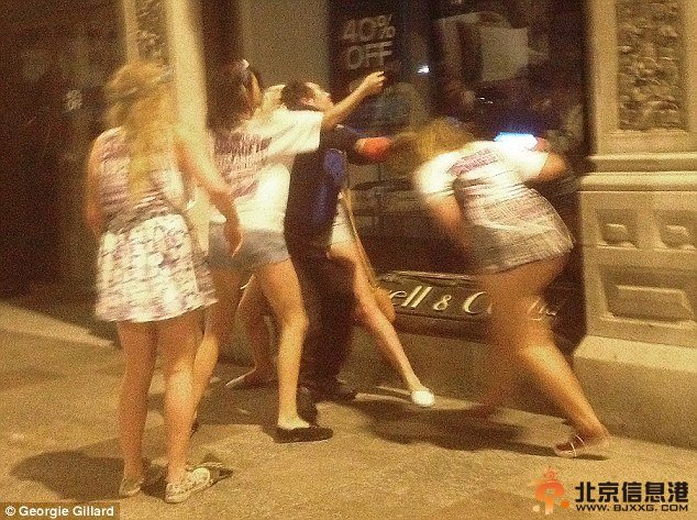 英醉酒女孩群殴乞讨流浪汉
