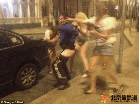 英醉酒女孩群殴乞讨流浪汉