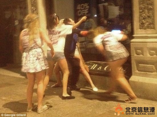 英醉酒女孩群殴乞讨流浪汉