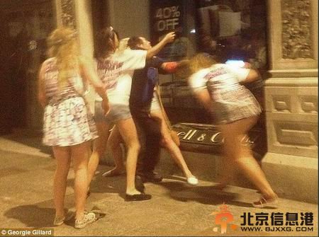 英醉酒女孩群殴乞讨流浪汉 拳打脚踢扒裤子