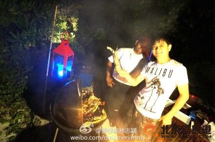 林志颖一家海边度假