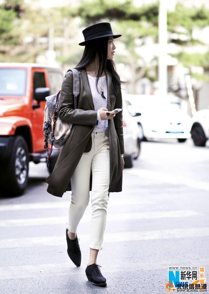 姚晨英伦风格街拍曝光 演绎精英女性