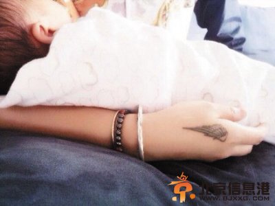 杨幂女儿侧面照曝光已取名 将留在香港读书