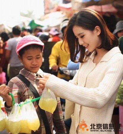 刘诗诗赴柬埔寨拍杂志封面 吴奇隆女神学习莲花花艺唯美写真清纯可人（组图） 