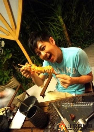 组图：林志颖和老婆海边度假照曝光 儿子Kimi搞怪出镜