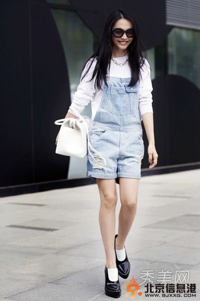 长腿姚晨英伦风格街拍照曝光 俏皮可爱减龄时髦【组图】　