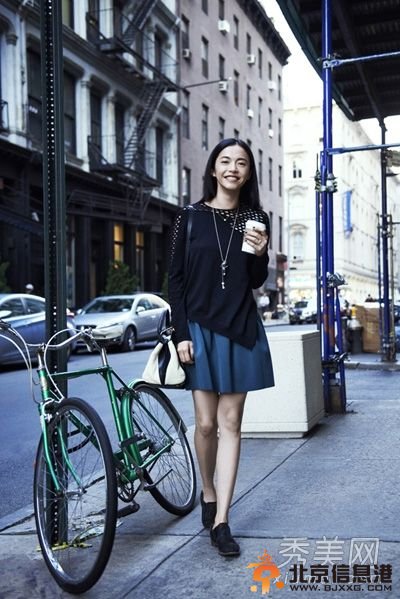 长腿姚晨英伦风格街拍照曝光 俏皮可爱减龄时髦【组图】　